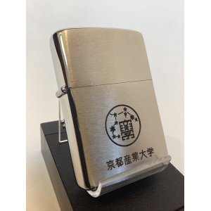 画像: No.200 カレッジシリーズZIPPO BRUSHED CHROME ブラッシュクローム 京都産業大学 z-6326